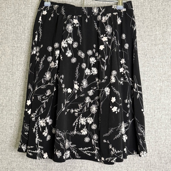 Gilli Dresses & Skirts - Gilli Black and White Stretchy Floral Lightweight Skirt‎ Size Small/Medium